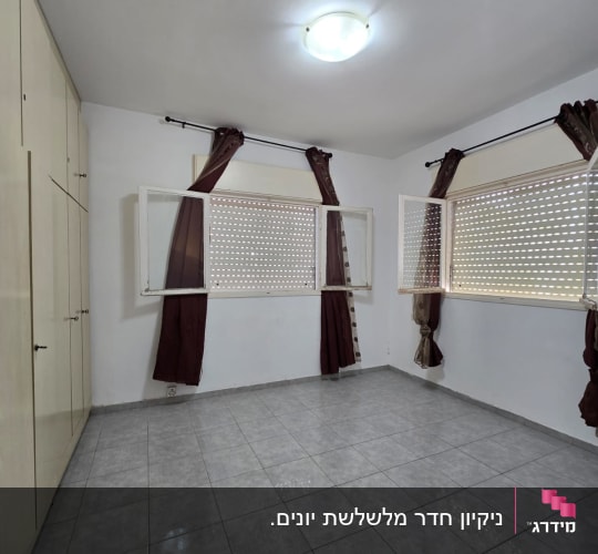 חדר ריק עם רצפת קרמיקה, חלונות ווילונות